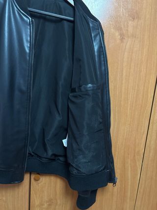 Bomber, piel sintética, como nueva.