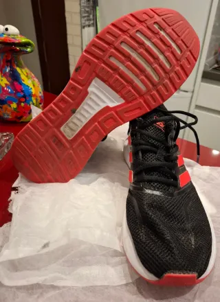 Zapatillas Adidas de mujer talla 40 ,negras y rojo