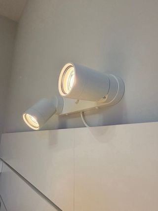 Cabecero y lámpara Ikea