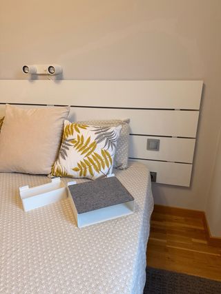 Cabecero y lámpara Ikea