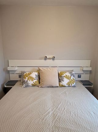 Cabecero y lámpara Ikea