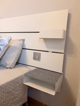 Cabecero y lámpara Ikea