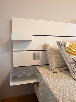 Cabecero y lámpara Ikea