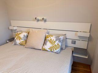 Cabecero y lámpara Ikea