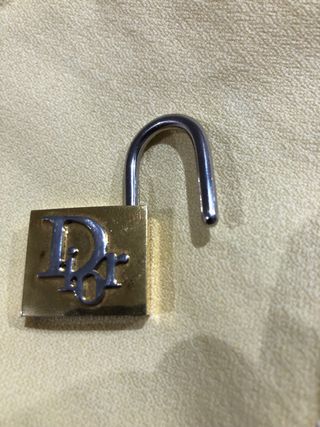Llavero en forma de candado Dior