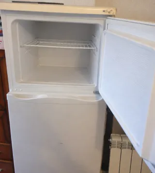 Frigorífico blanco con congelador