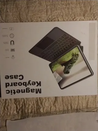 Funda de tablet con teclado de aluminio 12p