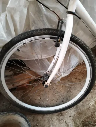 Bicicleta Urbana Blanca - Ideal para restauración