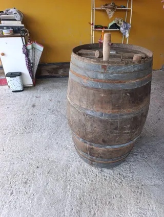 Prensa,barriles y cubeta