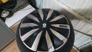 Llantas 15” con neumáticos seminuevos y tapacubos