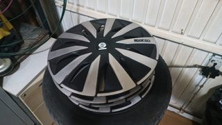 Llantas 15” con neumáticos seminuevos y tapacubos