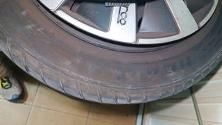 Llantas 15” con neumáticos seminuevos y tapacubos