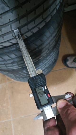 Llantas 15” con neumáticos seminuevos y tapacubos