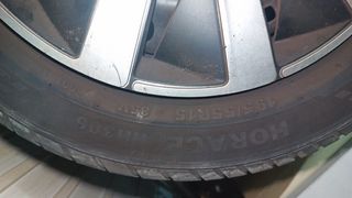 Llantas 15” con neumáticos seminuevos y tapacubos