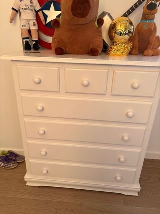 Cómoda de madera blanca