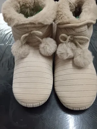 Pantufas com pompõs e com fio brilhante.