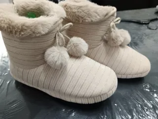 Pantufas com pompõs e com fio brilhante.
