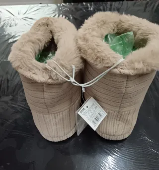 Pantufas com pompõs e com fio brilhante.