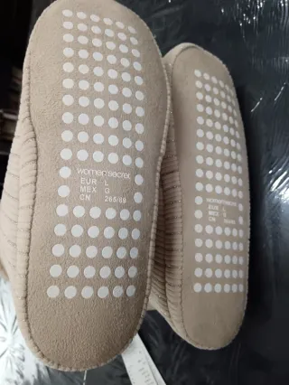 Pantufas com pompõs e com fio brilhante.