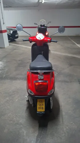 Vespa Roja Scooter Automática