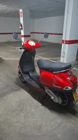Vespa Roja Scooter Automática