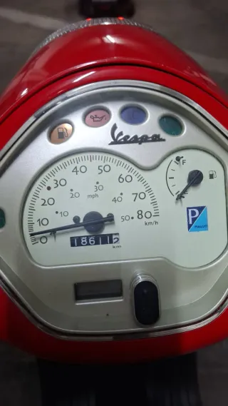 Vespa Roja Scooter Automática