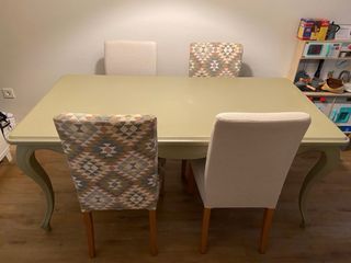 Mesa de comedor y 4 sillas