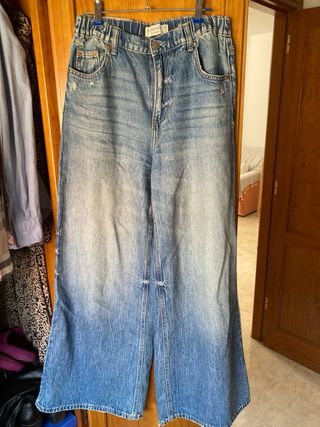 Lote de 60 prendas de ropa + 4 pares de zapatos