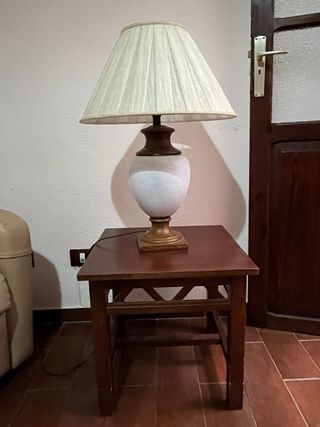 Mesa y lámpara de salòn