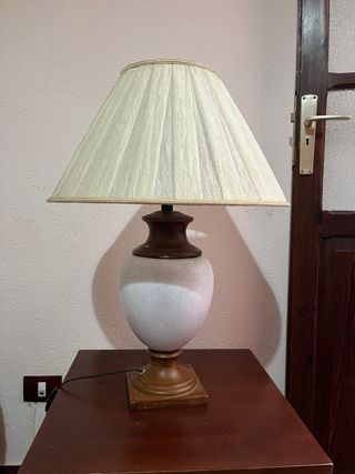 Mesa y lámpara de salòn