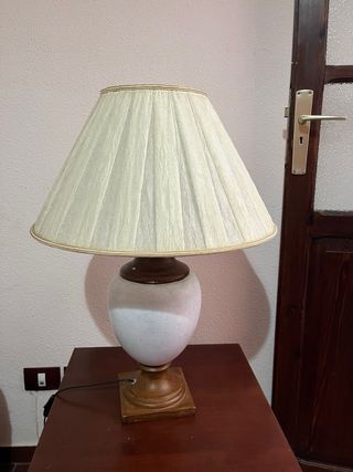 Mesa y lámpara de salòn