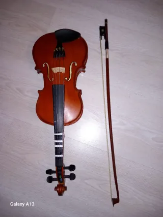 Violín 1/4 marca Kreutzer (arco, violín y estuche)