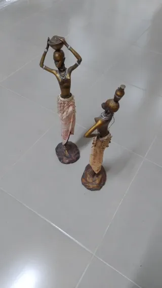 Statuine africane donna con brocca