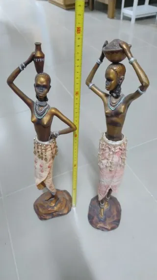 Statuine africane donna con brocca