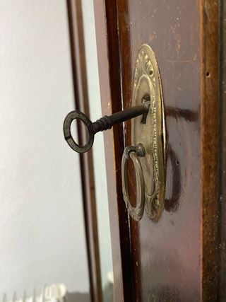 Armario antiguo con espejo