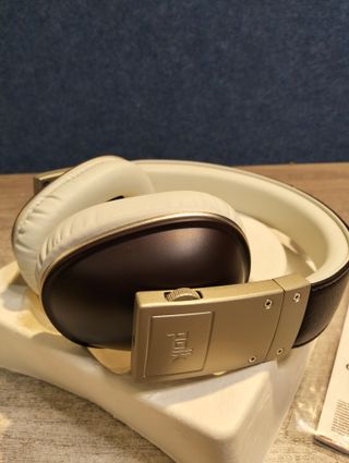 Polk Audio AM5118 - Auriculares de Diadema Cerrados, Color Blanco y marrón