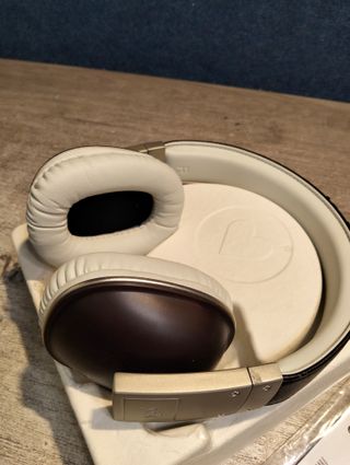 Polk Audio AM5118 - Auriculares de Diadema Cerrados, Color Blanco y marrón