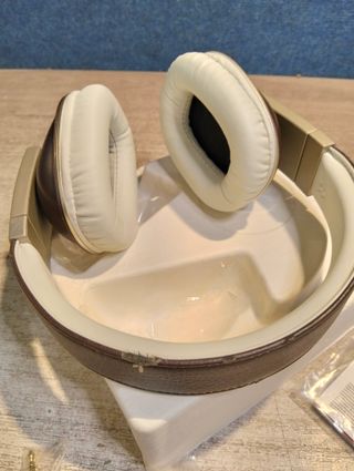 Polk Audio AM5118 - Auriculares de Diadema Cerrados, Color Blanco y marrón