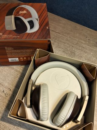 Polk Audio AM5118 - Auriculares de Diadema Cerrados, Color Blanco y marrón