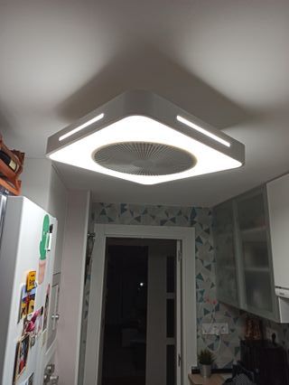 Moderno ventilador de techo con luz LED.