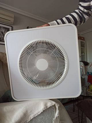 Moderno ventilador de techo con luz LED.