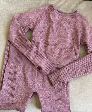 Conjunto deporte mallas largas y top largo morado