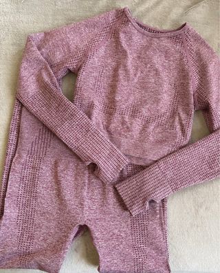 Conjunto deporte mallas largas y top largo morado