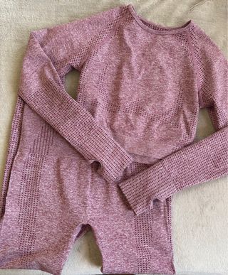 Conjunto deporte mallas largas y top largo morado