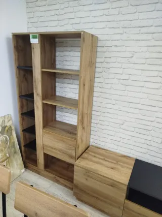Mueble televisión con estantería a juego en madera
