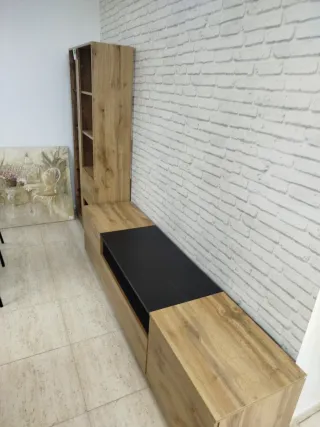 Mueble televisión con estantería a juego en madera