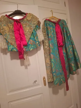 Traje de fallera verde.