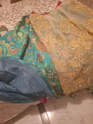 Traje de fallera verde.