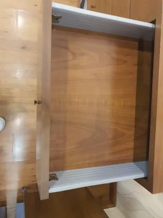 Mueble de madera marrón