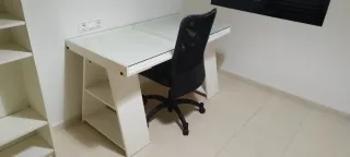 Escritorio moderno blanco  con cristal